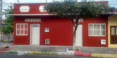 ¡ARRIENDO APARTAMENTO ESQUINERO EN BARRIO BUENOS AIRES - QUINTO PATIO!  Dos Habitaciones, Salón-Comedor , Cocina sencilla,  Baño y Patio, cerca a la cancha múltiple del Barrio la Esperanza, comercio, droguerías. ¡Ideal para una familia pequeña o parejas! ¡No dudes en llamar para más información o agendar una cita! Canon 450.000.