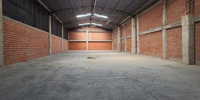 Buscas bodega en arriendo en Dosquebradas? Tenemos esta Bodega en arriendo con un area total de 400 metros cuadrados, ubicada en reconocida zona industrial de Dosquebradas. Cuenta con excelente altura, ideal para almacenamiento en vertical o instalacion de estanterias industriales. Su piso reforzado soporta alto trafico y maquinaria pesada, garantizando durabilidad y seguridad en las operaciones. Dispone de amplios accesos para vehiculos de carga, buena ventilacion e iluminacion natural. Perfecta para centros de distribucion, logistica o manufactura ligera, con facil conexion a vias principales y al area metropolitana de Pereira. Opcion funcional, segura y estrategica para su empresa. No esperes mas comunicate con nosotros.