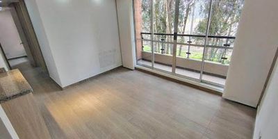 Hermoso apartamento de aproximadamente 48 m2. Cuenta con sala comedor, 3 habitaciones, cocina semi integral, 2 baños, zona de ropas, balcón y parqueadero privado. El conjunto cuenta con zonas verdes, piscina, gimnasio, salón social y juegos infantiles las cuales son zonas comunes en proceso de entrega. Ubicado cerca al centro principal de Mosquera, a 15 minutos del Centro comercial Ecoplaza, Mall Meridiano de Novaterra y Homecenter, posee gran facilidad de acceso a transporte público, cómodas vías de acceso como Calle 13 y Calle 80.  ¡Contáctanos! para agendar tu cita.