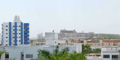 Apartamento amoblado para arriendo, ubicado en el barrio Pie de la Popa; brindale a tu nucleo familiar un espacio unico, confortable y de mucha tranquilidad, donde ellos puedan interactuar en un ambiente privilegiado; en edificio de 24 pisos cuenta con multiples piscinas para adultos y niños, sauna, zona de juegos infantiles, gimnasio dotado, salón social para eventos, vigilancia privada las 24/7, sistema cerrado de tv, ascensores modernos, gabinete de incendios, parqueadero cubierto, el apto consta de balcón con vista externa hacia el Castillo de San Felipe, 1 habitación, 2 baños, sala - comedor, cocina integral abierta, zona de labores, aire acondicionado, calentador, mobiliario moderno, excelentes acabados, piso en marmol terracota; esta propiedad queda a pocos metros de modernos centros comerciales, salas de cine, restaurantes tradicionales y de comidas rápidas, droguerías, instituciones educativas, tiendas cabecera de barrio, cajeros, almacenes de cadena.