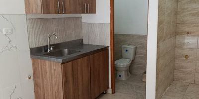 Comodo local para la venta, cuenta con un área de 23.36mts, 1 baño, cocina sencilla.
Cerca de: rutas de trasporte, supermercados.