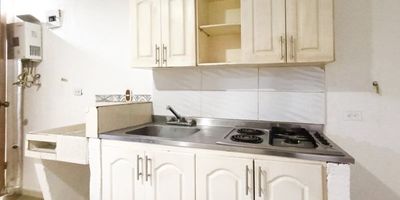 Te ofrecemos este acogedor apartaestudio en el municipio de Itagüí. Con un área aproximada de 35 mts², este inmueble es ideal para ti. Cuenta con una funcional distribución que incluye sala comedor, una alcoba y un clóset. Disfruta de la comodidad de su cocina integral, un baño cabinado, lavamanos y una práctica zona de ropas. El piso en baldosa garantiza un fácil mantenimiento.