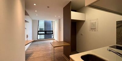 Apartaestudio en arrendamiento en el sector de Chapinero, cuenta con buenos acabados, amplios y cómodos espacios, excelente iluminación natural, todo dentro de un entorno familiar y tranquilo. cuenta con un área construida de 32 metros, 1 alcoba, baño social. muy bien ubicado. cerca a centros comerciales y restaurantes del sector con amplia oferta gastronómica. cómodas vías de acceso y con facilidad de abordaje a rutas de transporte público. 