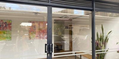 Moderno apartaestudio de 1 alcoba con vestier y 1 baño, ubicado en planta con balcón que brinda buena vista y ventilación. Su distribución incluye sala-comedor, cocina abierta integrada con barra, zona de ropas independiente, cuarto útil y parqueadero privado. El espacio ya cuenta con cortinas tipo blackout instaladas para mayor confort y privacidad.