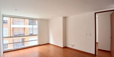 Apartaestudio iluminado, con habitación independiente, baño privado, vestier, sala comedor, cocina integral a gas natural, zona de lavandería independiente,  un baño social, un parqueadero propio. El edificio cuenta con portería, recepción y vigilancia 24 h., salón comunal, parqueadero para visitantes, zona infantil.