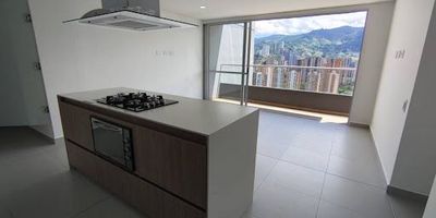 Se arrienda apartamento para estrenar, Sabaneta sector Pan de Azúcar, área 64 mts2, cuenta con dos alcobas, sala, comedor, zona de ropas, dos balcones, dos baños, closet, vestier, parqueadero privado y cuarto útil. Un lugar campestre y tranquilo que cuenta con excelentes vías de acceso, rutas de transporte público y todos los servicios cercanos estaciones del Metro, centros comerciales, complejos deportivos, centros educativos y universidades. Construcción Sostenible Sabaneta.  Cod. 893-4158