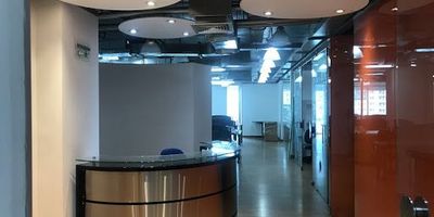 Hermosa oficina de 300 metros con 5 parqueaderos, con excelente iluminación natural y con muy buenos acabados. Adicional cuenta con una cocineta y sala de juntas, en el último piso del edificio se encuentra un espacio bastante amplio que se utiliza como zona de alimentación para los funcionarios con excelente vista. El inmueble cuenta con muy buenas vías de acceso