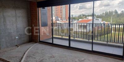 Se vende apartamento en obra negra nuevo en el sector de Barro Blanco, en Rionegro en la unidad Cambulo, En este apartamento de 62 m2, en los cuales podrás encontrar un amplio espacio previsto para la zona social de cocina abierta que se integra con la sala y el comedor y con el balcón con vista exterior, cuenta con zona de ropas aparte, cuenta con dos habitaciones la principal con baño y un baño social y parqueadero y cuarto útil. 
La unidad cuenta con vigilancia las 24 horas, Turco, Sky Club, Laundry room, salón social, Parque Infantil y gimnasio y se encuentra ubicado en un entorno campestre y tranquilo.  Cuenta con una excelente ubicación, la cual te permitirá tener fácil acceso a una amplia variedad de bienes y servicios como: • Comercio: Centro Comercial San Nicolás, Complex Llanogrande, El Puerto Boulevard, Mall Reserva Plaza, Mall río del Este, Almacenes Éxito, Jumbo, Tiendas D1, entre otros. Aeropuerto internacional José M. Córdoba, Estación principal de policía, Zona Franca, Vía Las Palmas, Vía Santa Helena, Autopista Medellín – Bogotá, túnel de Oriente • Salud: Hospital San Vicente de Paul, La Clínica Somer. • Instituciones educativas: Colegio La Presentación, Universidad de Antioquia, Universidad Católica de Oriente. 
¿Quieres conocerlo? Hay mucho más por conocer con relación a esta propiedad, Contáctame si quieres conocerlo.