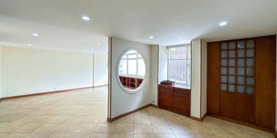 Apartamento en venta de 143m2 en Chapinero, ubicado en piso 5 exterior. Su excelente distribución ofrece espacios amplios, funcionales y acogedores. La zona social cuenta con gran iluminación natural, vista abierta y ambiente ideal para disfrutar en familia. Cocina cerrada, área de lavandería, cuarto y baño de servicio. Tres habitaciones, la principal con baño privado, dos baños completos. Incluye un parqueadero. En Chapinero, zona de constante desarrollo urbano y alta valorización, ideal para quienes buscan vivir o invertir en un sector vibrante y en crecimiento.