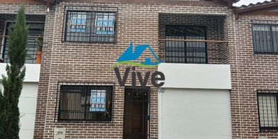 Arrienda esta hermosa casa de dos niveles en unidad cerrada. Ubicada en un sector tranquilo, seguro y con excelente ubicación, esta vivienda ofrece confort y calidad en cada detalle. En el primer piso cuenta con una habitación con baño, ideal para mayor comodidad y accesibilidad. La casa tiene buenos acabados, es aireada, muy iluminada y con espacios amplios que invitan al bienestar y la armonía.