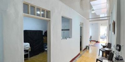 Casa de un piso en venta en el barrio biserta de Palmira Valle.

Area de 5 mt de frente x 20 mt de fondo.

Cuenta con 3 habitaciones amplías,
Sala y comedor, un baño, patio.

La propiedad se le renovó la cañería a PVC, el techo con perlin metálico y teja en upvc, sistema eléctrico y cableado nuevo.

Excelente ubicación, en zona aledaña al centro, cercano a parques y comercios.

Calle amplia , zona de valorización.

Información 315.331 95. 92

Valor 200 millones. 