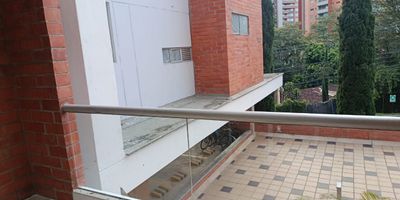 Espectacular apartamento en arriendo que te permite disfrutar una excelente vista en su piso 2, con iluminacion natural, y una excelente ventilacion. Esta situado en una zona tranquila y residencial de Envigado, con un area de 100m, esta propiedad cuenta con 3 habitaciones, vestier, 2 closets, 2 banos, sala-comedor, cocina integral, zona de ropas, balcon, parqueadero cubierto, cuarto util. En unidad compuesta, de Gimnasio, Juegos Infantiles, Parqueadero de Visitantes, Piscina, Placa Polideportiva, Porteria: 24 horas, Salon Social, Vigilancia Privada, Zonas Verdes. Excelente ubicacion cerca de Centro Comercial Mayorca, AV. las Vegas y Av. El Poblado. con faciles rutas de acceso y transporte publico, parque el Dorado, zonas comerciales y colegios.