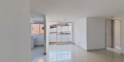 Moderno apartamento en el barrio Río Negro. Con una antigüedad de 1 año y estrato 4, se encuentra en el segundo piso, apartamento 201, torre 1. Tiene un área de 60 metros cuadrados, distribuidos en tres habitaciones, dos baños, sala de estar y cocina integral. Cuenta con balcón, parqueadero cubierto independiente número 56 y ascensor. Los pisos son de cerámica en todas las áreas, el inmueble no está remodelado ni en obra gris y utiliza gas natural. El conjunto cerrado ofrece piscina, portería, salón comunal, zona infantil y zonas verdes, brindando un ambiente tranquilo y familiar. Precio por metro cuadrado construido 6.000.000. Administración por confirmar con el comprador.