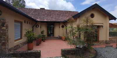 Espectacular casa campestre en arriendo que te permite disfrutar una excelente vista a la zonas verdes, con iluminacion natural, y una excelente ventilacion. Esta situado en una zona tranquila y residencial de Alto de las Palmas, con un area de 350m, esta propiedad cuenta con 4 habitaciones, vestier, 3 closets, 4 banos, estudio, sala-comedor, estar, estudio, cocina integral, BBQ, zona de ropas, terraza, patio, jardin, antejardin, 2 parqueaderos cubiertos, cuarto util. Excelente ubicacion en Alto de Las Palmas con cercania a arrayanes la acuarela - mall indiana, Viva Palmas Centro Comercial, con gran acceso a la via medellin - rionegro.