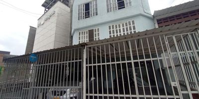 Se alquila amplio local sobre la Carrera 8, barrio La Base.
Ubicado en una zona de alto flujo vehicular y peatonal, ideal para negocios que buscan visibilidad y facilidad de acceso. El local cuenta con antejardín, área amplia y funcional, tres baños y cocineta con gas, ofreciendo comodidad para su operación comercial.

Entorno: Situado sobre la Carrera 8, cerca de tiendas ARA, Dollarcity y la zona comercial del sector, lo que garantiza un excelente punto estratégico para su negocio.
(MA-028)