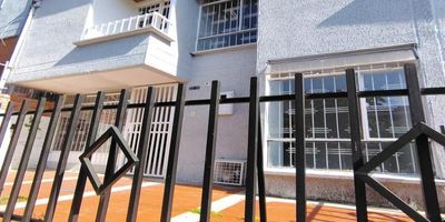 Casa en venta, Tarragona URB, Floridablanca. Área Lote: 48 mts, 4 alcobas y 3 baño, Código inmobiliaria: 36921, para mayor información y revisar toda nuestra oferta visita nuestra pagina web: estebanrios.com o comuníquese a nuestro PBX: (607) 635 2877