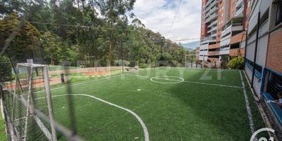 ¡Vive en un sector exclusivo de Envigado! Apartamento en La Loma de las Brujas

Disfruta de la comodidad y estilo en este espectacular apartamento de 81,44m² construidos, más 13,91m² de terraza privada.
Perfecto para quienes buscan diseño, confort y tranquilidad.
Ubicado en una zona de alta valorización, con excelente acceso y rodeado de naturaleza.
El apartamento cuenta con sala comedor amplio, cocina abierta integrada con zona social, dos habitaciones con acceso a la terraza, dos baños completos, vestier en alcoba principal (auxiliar con closet), parqueadero doble lineal y cuarto útil.

Precio de oportunidad ¡Ideal para vivir o invertir! 

La urbanización ofrece zonas comunes de ensueño:  
Piscina | Gimnasio | Salón social | Zona pet | Zona infantil | Parque y senderos.

Loma de las Brujas, Envigado, cerca de todo, inclusive al sector del Alto de Palmas 
Contáctame y agenda tu visita. ¡Este hogar es lo que estabas esperando!
