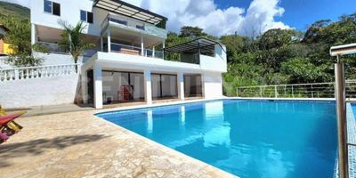 Se Vende finca de recreación en Barbosa, en este inmueble de 3.513 m2 aprox de lote y 642 m2 construidos, en los cuales podrás disfrutar de las siguientes dependencias, cuenta con dos niveles, una zona social amplia cuenta con cocina abierta con doble mesón, zona de ropas aparte y una amplia zona social prevista para la sala y comedor, sala de star, cuenta con 5 habitaciones con closet, 5 baños, capacidad para 6 parqueaderos.
Tiene capacidad para 20 personas, y estas comodidades adicionales, cocina en la zona de la piscina, terraza, billar pool, tenis de mesa, gimnasio, jacuzzi, piscina sin fin, asador al carbón y una ubicación en un entorno campestre y muy tranquilo
¿Quieres conocerlo? Hay mucho más por conocer con relación a esta propiedad, Contáctame si quieres conocerlo.