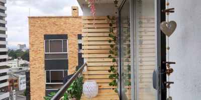 CON EXCELENTE UBICACION Y MUY PRIVILIGIADA EN ZONA UNIVERSITARIA DE BOGOTA. A UNA CUADRA DE TRASMILENIO, ENTRE CARRERAS 45 Y 26 CERCA A MUSEOS, ZONA GASTRONOMICA, CLINICAS, EL CENTRO DE LA CIUDAD. CONFORTABLE APARTAESTUDIO, ESTRATO 4, CON 56 MTS EN EL OCTAVO PISO. COCINA INTEGRAL ABIERTA, ZONA DE LAVANDERIA INDEPENDIENTE, DOS BAÑOS, PISOS LAMINADOS, CON AREA SOCIAL ,BALCON Y PARQUEADERO CUBIERTO, EDI CON 7 AÑOS DE ANTIGUEDAD, LOBBY, 2 ASCENSORES, TERRAZA DE BBQ, VISTA PANORAMICA, LA ZONA PRESENTA DEMANDA POR SER ZONA ESTUDIANTIL.