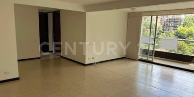 Arriendo Apartamento sector Cumbres Envigado en una urbanización moderna, ubicado en el sexto piso, con un diseño espacioso y lleno de luz natural. Cuenta con 3 habitaciones cómodas, la principal con baño y vestier, perfectas para una familia o quienes necesitan espacio adicional. Estudio ideal para trabajar desde casa o como sala de entretenimiento. Sala comedor abierta que se conecta con la cocina americana, la cual tiene acabados contemporáneos y electrodomésticos integrados. Amplios ventanales y balcón que ofrece una linda vista a  zonas verdes.Parqueadero y cuarto útil La urbanización con portería 24/7 cuenta con comodidades, ascensor, piscina para niños y adultos, juegos infantiles, gimnasio, salon social y parqueadero de visitantes, su excelente ubicación permite tener todos los servicios de supermercados, colegios, malls transporte publico a pocos minutos.