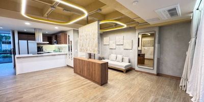 Vive el estilo urbano que siempre soñaste en este espectacular apartamento tipo loft de 80 m², completamente remodelado en 2024 y ubicado en Distrito Vera, la unidad más nueva y apetecida de Ciudad del Río. Su diseño industrial con iluminación LED, sonido incorporado y chapas digitales crea un ambiente moderno y sofisticado. El apartamento cuenta con un balcón amplio perfecto para BBQ y reuniones con amigos, una cocina integral tipo americana con barra, lavavajillas y horno, aire acondicionado central, un baño principal con vestier, baño social y un estudio modular que puede funcionar como oficina o convertirse en una cama de un metro, brindando gran versatilidad al espacio.

La unidad residencial ofrece un estilo de vida único con piscina en el piso 30 y una vista panorámica de la ciudad, spa, gimnasio, cocina social, coworking, salón de juegos, salón de baile y zonas verdes que aportan frescura y tranquilidad en medio del entorno urbano. Además, el apartamento incluye parqueadero, cuarto útil y cuenta con vigilancia 24 horas en estrato 5. Actualmente se encuentra arrendado, lo que lo convierte en una oportunidad ideal tanto para disfrutarlo como vivienda como para generar renta inmediata en una de las zonas más exclusivas de Medellín.