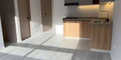 Apartamento en arriendo en el  ciudadela la salle. Inmueble de 42 metros cuadrados, con excelente ubicación cerca de Centro Comercial Multiplaza 183, Pricesmart, Centro Comercial Panamá, con fácil acceso a transporte público y vías principales. Características, 2 habitaciones, closet, Sala  comedor iluminada, 1 baño, Ventanal con buena entrada de luz natural, Zona de ropas independiente, Cocina semi integral, Piso en ceramica, Parqueadero comunal asignado por sorteo. Zonas comunes a tu disposición, Vigilancia 247, Un apartamento acogedor, seguro y bien ubicado, ideal para disfrutar en familia. zonas comunes en construcción 