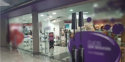 Excelente local comercial con vitrina en la Terminal del Norte, una ubicacion estrategica con alto flujo permanente de potenciales clientes e ideal para tu negocio gracias a su gran visibilidad, facil acceso y constante movimiento de personas. Ubicacion privilegiada, perfecto para punto de venta o atencion al publico No dejes pasar esta oportunidad y agenda tu visita hoy mismo!