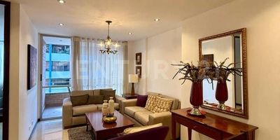 Arriendo apartamento Laureles, lindo apartamento con sala comedor, cocina abierta recien remodelada, zona de ropas, balcón, tiene 2 habitaciónes, la principal con baño y vestier, otro baño completo para habitación auxiliar y social, 1 parqueadero y 1 cuarto útil.

El edificio es pequeño de solo 6 pisos, tiene porteria 2 días de la semana, el resto tiene acceso al sótano con control y la peatonal con un tag o llaves, su excelente ubicación, muy cerca a la zona rosa de Laureles, permite tener todos los servicios para su comodidad y bienestar.