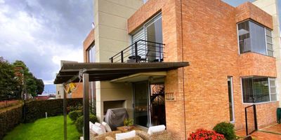 F-  Casa en Chia , Vereda Fonquetá, esta hermosa casa de 296 metros cuadrados es el lugar perfecto para aquellos que buscan un hogar para su familia. Casa de dos niveles, en el primero sala, comedor, cocina abierta, zona de ropas, cuarto de servicio, jardin, parqueadero con pérgola; en el segundo hay  3 habitaciones con baño y balcón y un amplio estar de alcobas,  lo que le da a la familia la comodidad y el espacio que necesitan. Además, hay 4 parqueaderos para aquellos que tienen vehículos. Valor del arriendo incluye adminsitración. Esta casa es una excelente opción para aquellos que buscan un lugar para vivir cómodamente y con tranquilidad. Condominio con club house ideal para familias con niños. Se podria permutar por buen apartamento en Bogotá.