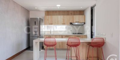 Renta de apartamento en El Poblado, sector Los Parra. Tiene una amplia habitación con baño y vestier, área social integrada aun gran balcón con una espectacular vista hacia el sur de la ciudad, cocina abierta, un parqueadero y un cuarto útil. 
El apartamento está en unidad cerrada con vigilancia las 24 horas. Tiene turco, gimnasio y salón social. El edificio está ubicado en una zona estratégica, con excelentes vías de acceso por la avenida El Poblado, Los Parra y La 34. Tiene facilidad de transporte público. Cerca se encuentran centros comerciales, supermercados, zonas de restaurantes, colegios, universidades y hoteles.