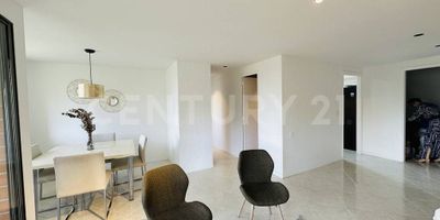 Apartamento para la renta en El Poblado – Medellín

Disfruta de un apartamento con posibilidad de rentar amoblado, recientemente remodelado con acabados de primera, ubicado en un sector privilegiado cerca de Provenza, donde se combinan la tranquilidad residencial y la mejor oferta gastronómica y de entretenimiento de la ciudad.

La propiedad cuenta con parqueadero doble lineal, espacios acogedores y funcionales, y una vista panorámica espectacular que convierte cada día en una experiencia única.

Área: 89 m²
2 Habitaciones (principal con vestier), auxiliar con closet
2 baños completos
Zona de estudio / Sala de TV
Acabados modernos
Parqueadero doble lineal
Sector exclusivo
Vista panorámica
Unidad con piscina, salón social y portería 24/7
Acceso a transporte público inmediato

Canon de arrendamiento sin amoblar: $ 4.800.000
Canon de arrendamiento amoblado: $5.200.000

No pierdas la oportunidad de vivir en una de las zonas más vibrantes y exclusivas de Medellín.
Contáctame hoy mismo y agenda tu visita.