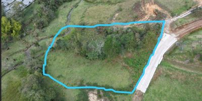 ESPECTACULAR LOTE EN VENTA SAN VICENTE FERRER, ORIENTE DE  ANTIOQUIA
INVIERTE EN ESTE LOTE CON PLANOS APROBADOS DE HERMOSA CASA!

Area:  3.700 mts  100% aprovechables
Vía a San Vicente Ferrer (Antioquia),
20 km antes de llegar al pueblo
a 700 mts de la vía principal, 
Vereda San Antonio Los Gatos

El lote ya tiene diseño arquitectónico y estructural aprobado por Planeación de San Vicente, para la construcción de una casa de 220 mts cuadrados aproximadamente.
Cuenta con diseño de pozo séptico, también aprobado.

La vereda cuenta con tubería de agua que llega hasta el lote y ya tiene postes de luz.  Solo está pendiente de solicitar los permisos.  Pero la luz y el agua ya llega hasta el punto cero.

El lote cuenta con una quebrada en la parte de abajo. Y tiene nacimiento propio de agua.
Se entregan los planos arquitectónicos y estructurales.
El acceso al lote es en vias Placa Huella y carretera destapada en buen estado.
Escrituras al 100%

INVERSION:   $330.000 MILLONES