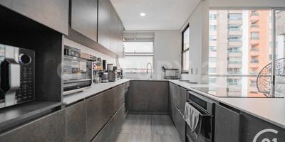 Este espectacular penthouse dúplex en el piso 11 combina amplitud, diseño y tecnología para ofrecerte un hogar verdaderamente único. Con cuatro habitaciones, todas con vestier, distribuidas en dos niveles que brindan privacidad y confort, cada espacio ha sido pensado para elevar tu calidad de vida. La habitación principal cuenta con balcón privado, mientras que en el primer nivel la sala se abre a otro balcón, perfecto para disfrutar de la frescura y las vistas de Envigado.

La cocina, recientemente remodelada, es el corazón de este hogar: de concepto abierto, moderna y funcional, equipada con lavavajillas, estufa de inducción y una conexión directa con el área social, lo que crea un ambiente ideal para compartir y recibir. La domótica integrada permite controlar la iluminación desde Alexa o la aplicación, logrando atmósferas únicas a tu gusto y estilo de vida.

Los ventanales de piso a techo en todo el apartamento llenan cada rincón de luz natural y mantienen la circulación constante de aire fresco, creando espacios vibrantes y acogedores. Además, cuenta con una amplia zona de ropas, dos cuartos útiles, uno de ellos dentro del apartamento, y dos parqueaderos privados.

Ubicado en el exclusivo barrio Zuñiga, este penthouse no es solo un lugar para vivir, sino un estilo de vida que combina modernidad, confort y ubicación estratégica en uno de los sectores más tranquilos y de mayor valorización de Envigado.