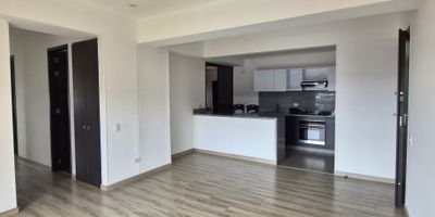 Código 9565FR274.  Lindo apartamento de 3 habitaciones, la principal con walking closet y baño privado. Estudio. Baño de alcobas. Amplia zona social con balcón y cocina integral abierta. Zona de lavandería. Baño social. De muy buena altura y closets ámplios. Con cortinas y excelentes acabados. Vista Sur-occidental. 1 parqueadero en sótano, 1 depósito. En conjunto cerrado con el Club House más completo de la ciudad. Cuenta con piscina para adultos y piscina para niños, zona húmeda con jacuzzi y sauna, cancha de squash, gimnasio, salón de belleza, terraza para correr, gimnasio al aire libre, muro de escalar para niños, zona de juegos infantiles, terraza bbq en último piso de cada torre, sala de lectura, sala de cine, salón de juegos con pingpong, salón didáctico para niños, salas de negocios. 2 salones comunales, uno de ellos muy lindo con muebles muy cómodos y cocina abierta espectacular, parque para mascotas. Parqueadero para visitantes, citofonía, vigilancia permanente, cctv. En excelente ubicación, fácil acceso a transporte público. Cerca a la U de la Salle, cerca a North Point.
