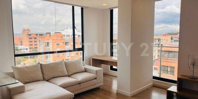 Te presentamos moderno apartaestudio tipo loft, parcialmente amoblado, de 45 m² ofrece un diseño moderno y funcional, ideal para quienes buscan un ambiente abierto y cómodo. Su distribución en un solo espacio integra sala, comedor y cocina abierta, equipada con línea blanca de alta calidad, garantizando máxima funcionalidad y conexión.

La propiedad cuenta con una habitación con closet y un baño completo, además de un encantador balcón que se extiende desde la sala, proporcionando un espacio perfecto para relajarse o disfrutar del aire libre. Para quienes trabajan desde casa, el loft incluye un práctico espacio de escritorio. El apartamento cuenta con parqueadero privado y el edificio ofrece excelentes amenidades, como terraza con BBQ, vigilancia 24 horas para su seguridad y un área de coworking para profesionales que necesiten un espacio dedicado para trabajar.
¡Agenda tu visita y enamórate de este moderno loft!