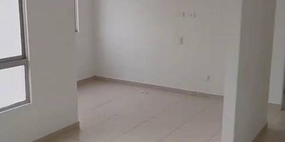 Apartamento en venta de 54m2, con vista exterior, ubicado en un 9no piso (Torre F Apto 904), acceso por ascensor, parqueadero propio descubierto (236). Consta de 2 habitaciones, 2 baños, sala comedor, balcón, zona de estudio, cocina integral y zona de lavandería. Tiene piso cerámico en todas sus zonas. El conjunto cuenta con zonas verdes, zona para niños, salón social, BBQ, piscina y vigilancia privada las 24 horas. Cerca a centro comercial Farallones Plaza; cerca a almacenes de cadena D1; cerca a colegio Interactivo Crecer; Vías de acceso por la Carrera 11 y Calle 12 Sur.
 h_property_nid_ref:  11992701355
 h_property_uuid_detail:  a8f8822a-a77a-4171-a511-5f542b007888
 ubicacion: Jamundí,Farallones
 Inmueble ofertado por nuestro aliado HABI.