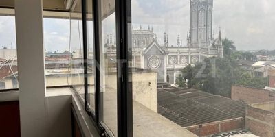 Se vende oficina en el centro de Palmira – Edificio Banco Popular, Ubicada en una de las zonas más representativas y transitadas de Palmira, esta oficina de 84 m² ofrece una combinación perfecta entre ubicación, funcionalidad y comodidad. El espacio está inteligentemente distribuido en dos oficinas independientes (de 43 m² y 41 m² respectivamente), con una recepción común, cocineta y zona de oficios, lo que permite un uso versátil: ideal para consultorios, bufetes, contadores, agencias o profesionales que deseen compartir gastos sin perder independencia.
Desde sus ventanales se disfruta una hermosa vista al centro y a la iglesia principal, aportando luminosidad y un entorno agradable de trabajo.
 Ubicación privilegiada:
En pleno centro de Palmira, dentro del reconocido Edificio Banco Popular, con fácil acceso al comercio, bancos, transporte público y parqueaderos.
Características principales:
•	Área total: 84 m²
•	2 oficinas independientes mas una baño completo.
•	Recepción compartida y baños mixtos en el mismo piso.
•	Cocineta y zona de oficios
•	Vista panorámica al centro y a la iglesia
•	Excelente iluminación natural
•	Edificio con gran reconocimiento y alta valorización
•	 Ideal para: oficinas profesionales, consultorios médicos, empresas de servicios o inversión en renta.
Agenda tu cita ya!