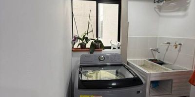 Apartamento en venta de 45m2, con vista exterior, ubicado en un 3er piso (Torre G Apto 310), acceso por ascensor, parqueadero propio descubierto (457). Consta de 2 habitaciones, 1 baño, sala comedor, cocina integral, zona de estudio y zona de lavandería. Tiene piso cerámico en todas sus zonas. El conjunto cuenta con zonas verdes, zona para niños, salón social, piscina y vigilancia privada las 24 horas. El conjunto cuenta con parque de niños, zona bbq, piscina, y vigilancia privada las 24 horas. Cerca a centro comercial Alfaguara; cerca a almacenes de cadena Exito; Vías de acceso por lacarrera 23 y calle 10.
 h_property_nid_ref:  17366678959
 h_property_uuid_detail:  eced40b4-ae93-4fef-ad37-ee560ea0bed5
 ubicacion: Jamundí,Jamundí
 Inmueble ofertado por nuestro aliado HABI.