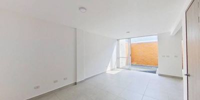 Casa en venta de 87M², con vista interior, compuesto de 2 plantas (Casa 29), acceso por escaleras, parqueadero comunal. Consta de 2 habitaciones, 3 baños, sala comedor, cocina, patio, zona de lavandería y espacio social en segunda planta. Tiene piso cerámico en todo el inmueble. El conjunto cuenta con vigilancia privada las 24 horas. Cerca a centros comerciales Country Mall Plaza Comercial; cerca a colegios Sembrando Semillas; cerca a universidad Antonio Nariño Cali; Vías de acceso por la Autopista Cali - Jamundí.
 h_property_nid_ref:  32679197823
 h_property_uuid_detail:  69016a18-d23c-4980-986e-f271e05ef437
 ubicacion: Jamundí,Tangara
 Inmueble ofertado por nuestro aliado HABI.