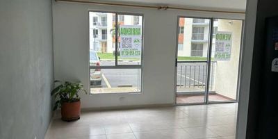 Apartamento en venta de 57M², con vista interior, ubicado en un 1er piso (Torre 3 Apto 102), parqueadero propio cubierto (201). Consta de 2 habitaciones, 2 baños, sala comedor, cocina integral y zona de lavandería. Tiene piso cerámico en todas sus zonas. El Conjunto cuenta con lobby, piscinas, salón social,  zona para niños, zonas verdes, gimnasio y vigilancia privada las 24 horas. Cerca a centro comercial La 14 de Alfaguara; cerca a almacenes de cadena como Ara; cerca a colegio El Rosario; cerca a Universidad UNICATÓLICA; acceso por Calle 3 y Carrera 17.
 h_property_nid_ref:  30128869889
 h_property_uuid_detail:  e59c81e7-9d43-4c4b-abe8-82df0db0d481
 ubicacion: Jamundí,Sachamate
 Inmueble ofertado por nuestro aliado HABI.