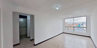 Apartamento en venta de 56m2, con vista exterior, ubicado en un 5to piso (Torre 1 Apto 507), acceso por  escaleras, parqueadero propio (17). Consta de 2 habitaciones, 1 baño, sala comedor, cocina integral y zona de lavandería. Tiene piso cerámico en todas sus zonas. El conjunto cuenta con salón comunal y vigilancia privada las 24 horas. Cerca a centro comercial plaza imperial; cerca a almacenes de cadena Olímpica, Tiendas D1 y Ara; cerca a colegio Militar Manuel Murillo Toro y Colegio Santo Domingo Bilingüe; cerca a paraderos del SITP, Vías de acceso por la Calle 25 Sur.
 h_property_nid_ref:  32709740968
 h_property_uuid_detail:  a1913973-f8a2-453e-937c-a298b5a499cc
 ubicacion: Bogotá,Provivienda Oriental
 Inmueble ofertado por nuestro aliado HABI.