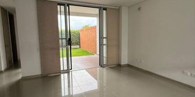 Casa en venta de 150M², con vista interior, consta de 2 pisos (Casa 83), acceso por pasillos, parqueadero propio cubierto (83). Consta de 3 habitaciones, 3 baños, sala comedor, cocina integral y zona de lavandería. Tiene piso en porcelanato en todo el inmueble. El conjunto cuenta con piscina, zonas verdes, salón comunal y vigilancia privada las 24 horas. Cerca a centro comercial Centro Comercial Nuestro Jamundí; cerca a colegio Sembrando Semillas;  cerca a universidad Univalle Sede Jamundí; Vías de acceso por la Autopista Cali-Jamundí.
 h_property_nid_ref:  33362738844
 h_property_uuid_detail:  072e637a-386b-4703-be54-417a6b7d1fdf
 ubicacion: Jamundí,Jamundí
 Inmueble ofertado por nuestro aliado HABI.