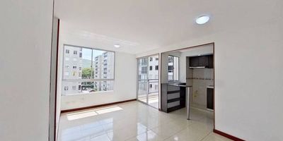 Apartamento en venta de 60m2, con vista interior, ubicado en un 5to piso (Torre 2 Apto 506), acceso por ascensor, parqueadero comunal. Consta de 3 habitaciones, 2 baños, sala comedor, cocina integral y zona de lavandería. Tiene piso cerámico en todas sus zonas. El conjunto cuenta con salón comunal, parque infantil, piscina, zonas verdes y vigilancia privada las 24 horas. Cerca a centro comercial Yumbo Unico Valle Del Cauca; cerca a almacenes de cadena Tienda D1, Tienda Ara, Éxito; cerca a colegio Institución Educativa Mayor de Yumbo, Sede Central; cerca a paraderos de transporte público; Vías de acceso por la Calle 10 y Calle 9.
 h_property_nid_ref:  33629588060
 h_property_uuid_detail:  bb55abec-6746-4ae7-94b3-de18296dbef9
 ubicacion: Yumbo,Ciudad Guabinas
 Inmueble ofertado por nuestro aliado HABI.