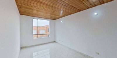 Apartamento en venta de 59m2, con vista interior, ubicado en un 5to piso (Torre 31 Apto 502), acceso por escaleras, parqueadero comunal. Consta de 3 habitaciones, 2 baños, sala comedor, cocina integral y zona de lavandería. Tiene piso cerámico en todas sus zonas. El conjunto cuenta con parque infantil, zonas verdes, salón social, piscina y vigilancia privada las 24 horas. Cerca a centro comercial Ventura Mercurio y Gran Plaza Soacha, cerca a almacenes de cadena como Colsubsidio; cerca a colegio Julio Cesar Turbay; cerca a universidad Cundinamarca y Universidad ECCI; cerca a estación de Transmilenio San Mateo; Vías de acceso por la Carrera 14 y Calle 32.
 h_property_nid_ref:  35927985496
 h_property_uuid_detail:  7cd61b2f-3390-4054-96b7-983b1353b429
 ubicacion: Soacha,San Mateo
 Inmueble ofertado por nuestro aliado HABI.