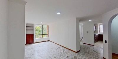 Apartamento  en venta de 86m2, con vista exterior, ubicado en un 4to piso (Torre 1 Apto 401), acceso por ascensor, parqueadero propio cubierto (1). Consta de 3 habitaciones, 2 baños, estudio, sala comedor, cocina integral y zona de lavandería. Tiene piso cerámico en todas sus zonas. El  conjunto cuenta con parque infantil, zona de mascotas, zona verde, salón social, piscina adultos y niños, parquadero visitantes y vigilancia privada las 24 horas. Cerca a centro comercial Arcadia; cerca a colegios; cerca a supermercados; cerca a paraderos de buses; vías de acceso por la Calle 1 Sur y la Carrera 77A
 h_property_nid_ref:  40848120902
 h_property_uuid_detail:  623ce73a-686a-4fe3-aafc-fcd23f742f7a
 ubicacion: Medellín,La Mota
 Inmueble ofertado por nuestro aliado HABI.