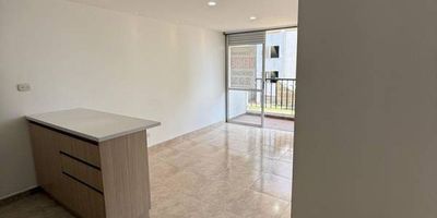 Apartamento en venta de 55M², con vista interior, ubicado en un 2do piso (Torre 3 Apto 204), acceso por ascensor, parqueadero propio cubierto (150). Consta de 2 habitaciones, 2 baños, sala comedor, cocina integral y zona de lavandería. Tiene piso cerámico en todas sus zonas. El Conjunto cuenta con zonas verdes, zona para niños, salón social, cancha de fútbol, piscinas y vigilancia privada las 24 horas. Cerca a centro comercial Chipaya y Alfaguara; cerca a almacenes de cadena como Éxito, D1 y Ara; cerca a colegio Liceo el Rosario y Nuestra Señora del Rosario; cerca a universidad UNIVALLE; Vías de acceso por la Avenida Sachamate 
 h_property_nid_ref:  40953213354
 h_property_uuid_detail:  51daaed8-e27c-422a-b642-89c7386cd46e
 ubicacion: Jamundí,Sachamate
 Inmueble ofertado por nuestro aliado HABI.