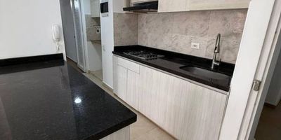 Este acogedor apartamento en venta de 56?m², ubicado en el primer piso de la Torre B, Apto 107, con vista interior, acceso por ascensor y parqueadero propio descubierto (326), es ideal para quienes buscan comodidad y tranquilidad en un ambiente familiar. Su distribución incluye dos habitaciones, zona de estudio, dos baños, sala comedor, balcón, cocina funcional y zona de lavandería, con piso cerámico en todas sus áreas para mayor practicidad. El conjunto ofrece espacios diseñados para el disfrute y bienestar, como zonas verdes, área infantil, piscina, cancha, zona BBQ, salón social y vigilancia privada las 24 horas. Su excelente ubicación permite fácil acceso a centros comerciales como Alfaguara, tiendas D1 y Ara, con vías principales como la Avenida Cañasgordas y la carrera 23 que conectan con todo lo que necesitas. Un lugar perfecto para vivir y sentirte en casa desde el primer día.
 h_property_nid_ref:  40707407143
 h_property_uuid_detail:  135b62f5-627d-493e-93bb-c5731197ea63
 ubicacion: Jamundí,Parque Natura
 Inmueble ofertado por nuestro aliado HABI.