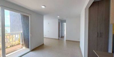 Este apartamento en venta de 58 m², con vista exterior, se encuentra en un 7mo piso (Torre C Apto 702) con acceso por ascensor, ofreciendo un espacio acogedor y bien distribuido con 2 habitaciones, 2 baños, sala comedor, zona de estudio y cocina integral. Disfruta de dos balcones, uno de ellos en la habitación principal, ideales para relajarte y disfrutar de la vista, además de zona de lavandería y pisos cerámicos en todas sus áreas para mayor practicidad. El conjunto residencial brinda excelentes espacios sociales como zonas verdes, área infantil, salón social y piscinas para niños y adultos, acompañado de vigilancia privada las 24 horas para tu tranquilidad. Su ubicación es privilegiada, cerca al centro comercial Único, almacenes de cadena como Super Inter, el colegio Gabriel García Márquez y la Universidad del Valle Yumbo, con fáciles vías de acceso por la Calle 10, lo que lo convierte en un lugar ideal para vivir en comodidad y armonía.
 h_property_nid_ref:  42250536030
 h_property_uuid_detail:  190f7f2f-4f30-4f37-9b3d-a0b8f91a5d52
 ubicacion: Yumbo,Ciudad Guabinas
 Inmueble ofertado por nuestro aliado HABI.