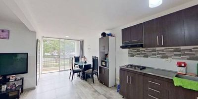 Apartamento en venta de 59m2, con vista exterior, ubicado en un 2do piso (Torre 2 Apto 203), acceso por escalera, parqueadero comunal. Consta de 2 habitaciones, 2 baños, sala comedor, cocina integral y zona de lavandería. Tiene piso ceramico en todo el inmueble. El conjunto cuenta con salon comunal, parque infantil, Piscina, zonas verdes y vigilancia privada las 24 horas. Cerca a centro comercial Yumbo Unico, Country Mall; cerca a almacenes de cadena Tienda D1, Tienda Ara, Exito; cerca a colegio Institución Educativa Mayor de Yumbo, Sede Central; cerca a paraderos de transporte publico; Vías de acceso por la calle 10 y calle 9.
 h_property_nid_ref:  44877156393
 h_property_uuid_detail:  b17d97da-0ebd-4edd-bb3f-eb1b2fa02b14
 ubicacion: Yumbo,Ciudad Gaubinas
 Inmueble ofertado por nuestro aliado HABI.