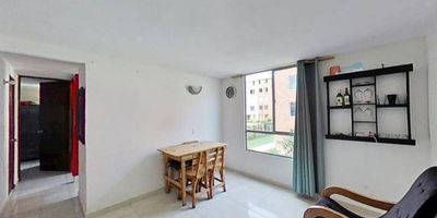 Apartamento en venta de 45 m² con vista interior, ubicado en un 2º piso (Torre 20, Apto 202), con acceso por escaleras y parqueadero comunal. Consta de 2 habitaciones, 1 estudio, 1 baño, sala comedor, cocina y zona de lavandería. Tiene piso en obra gris en habitaciones, zona social y cocina, y piso cerámico en el baño. El conjunto residencial cuenta con salón social, parque infantil y vigilancia privada las 24 horas. Ubicado cerca del centro comercial Plaza del Sol, con fácil acceso a almacenes de cadena como Ísimo, Ara, D1 y Olímpica, así como al colegio Nuestra Señora de Fátima. Vías de acceso por la Carrera 20 y la Calle 44.
 h_property_nid_ref:  45167860028
 h_property_uuid_detail:  d8bd4f25-b215-4176-a417-c4fdaf3111df
 ubicacion: Soledad,Ciudad del Puerto
 Inmueble ofertado por nuestro aliado HABI.
